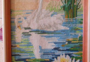 Вышитая картина "Лебеди"