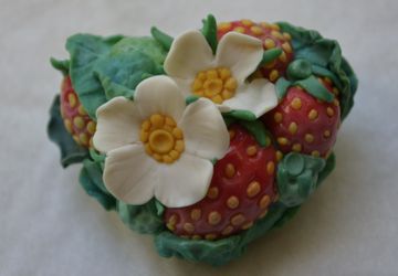 брошь-клубничка.