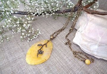 Кулон из жёлтого агата-кракле