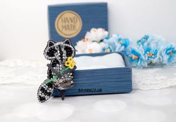 Брошь Енот с цветком вышитая бисером черная Brooch raccoon with flower