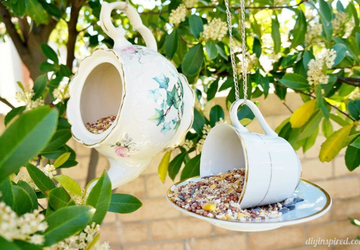 Садовый декор и кормушка для птиц из посуды.