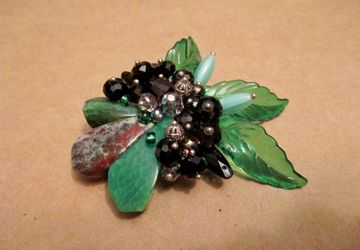 Дизайнерская  брошь «Изумрудный цветок»