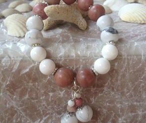 Браслет на резинке из натуральных камней