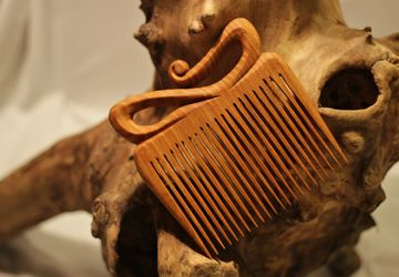 Расчёска деревянная резная