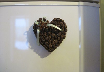 Магнит в форме сердца из кофейных зерен своими руками.