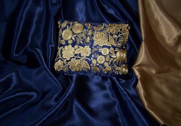 Подушка с золотой вышивкой