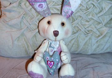 Заяц Бася с сердечком.