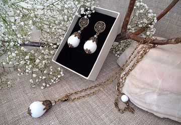 Кулон на цепочке и серьги-гвоздики из белых агатов