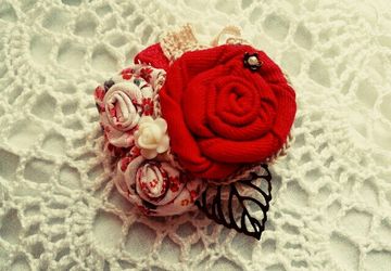 Текстильная брошь "Зорька алая".