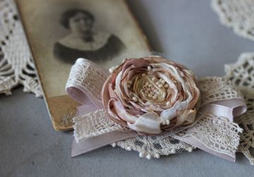 Яркий цветок-брошь из текстиля