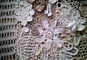 Палантин " Нежность " выполнен в технике ирланского кружева .