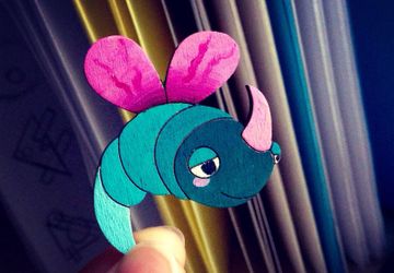 Деревянная брошка "Существо"