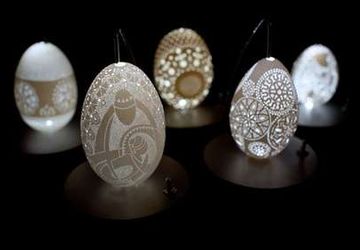 Как делают "кружевные" пасхальные яйца