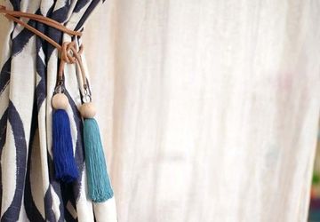 Украшаем шторы объемными кистями