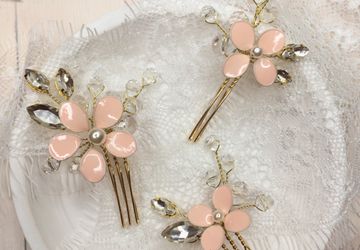 Цветочные гребешки в пудровом цвете