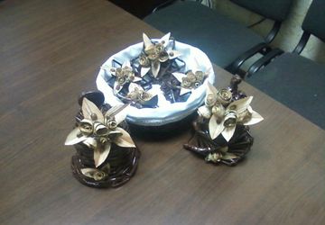 Корзинка с рождественскими звездами и колокольчиками