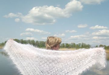 Белая ажурная пуховая косынка.