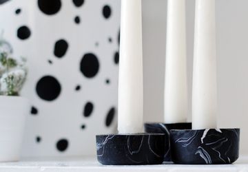 Черные подсвечники с мраморной текстурой