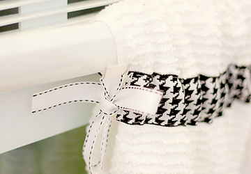 КУХОННОЕ ПОЛОТЕНЦЕ С ФИКСАЦИЕЙ НА ДВЕРКЕ ДУХОВКИ СВОИМИ РУКАМИ.