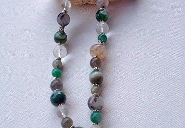 Браслет на замке из натуральных камней