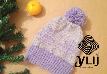 Шапка со снежинками