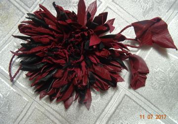 Брошь из кожи