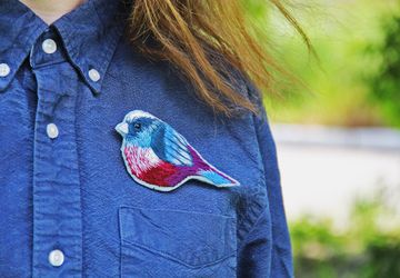 Вышитая брошь "Птичка"