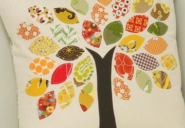 Как украсить подушку аппликацией из ткани