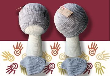 Вязаный комплект (шапочка и варежки) 