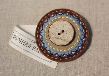 Уютная фетровая брошь