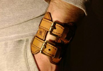 Кожаный браслет