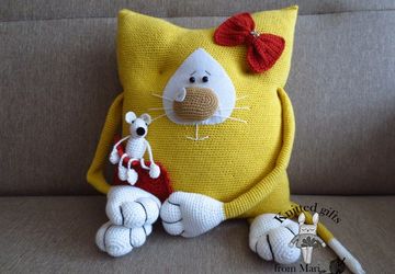 Интерьерная подушка "Кошка с мышкой"
