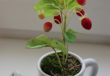 Земляника из полимерной глины