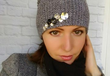 Шапка бини с стразами.