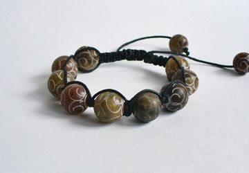 Шамбала браслет с бусинами из нефрита с резьбой