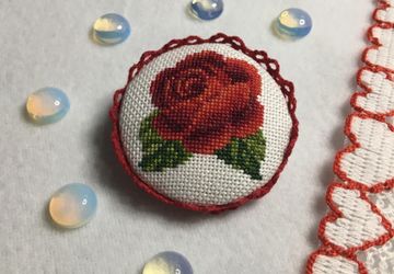 Брошь "Красная роза"