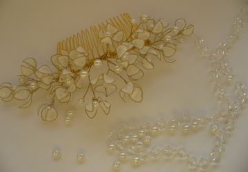 Нежный гребень в прическу