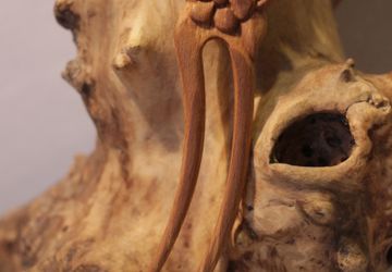 Заколка деревянная резная