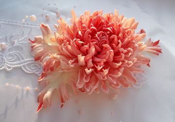 Брошь с хризантемой