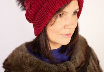 Вязаная шапка с помпоном