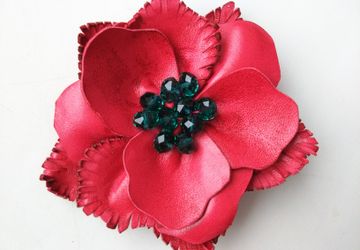 Брошь "Красный цветок"