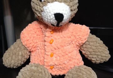 Мишка вязанный в кофточке