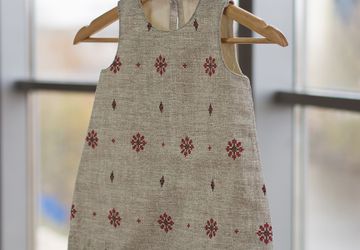 Платье-трапеция из рогожки с воланом (100% хлопок)