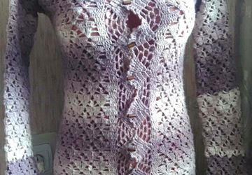 Ажурный кардиган крючком с кружевной каймой и деревянными пуговками. Ручная работа.
