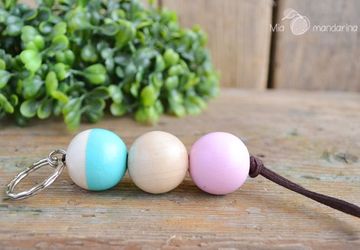 Брелок из деревянных бусин своими руками.