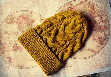 Модная шапка с косами