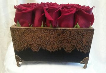 Шикарный букет из роз в эксклюзивном коробе ручной работы