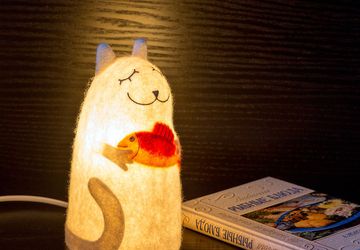 Войлочный светильник "Кот, приносящий удачу"