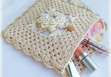 Вязаная косметичка "Винтажная роза"