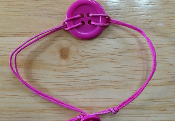 Простой и стильный браслет из пуговиц.